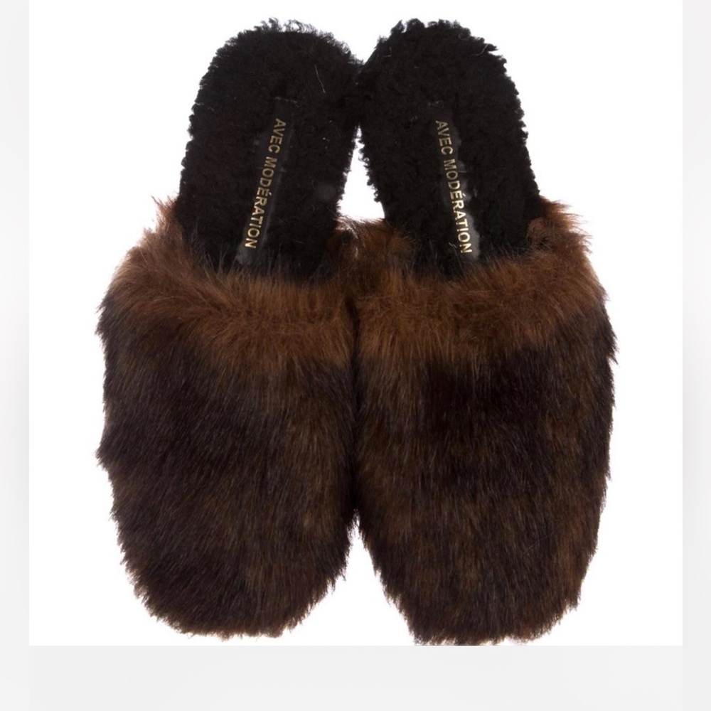 New Avec moderation fur slides. With sheepskin lining. Retailed for $500. Size 7